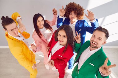 Bir grup şık renkli insan modern modaya uygun bir zarafete sahip. Renk stili, iş kıyafetleri sürekli değişen tarz ve iş kıyafetlerindeki eğilimlerin bir örneği.