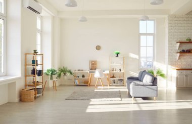 Moda mobilyaları, bitkiler, halı, masa, kanepe ve şık ev dekorlarıyla İskandinav tarzında modern bir oturma odası. İç tasarım kavramı.