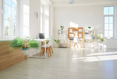Boş, modern, ferah ofis odası, masalar, bilgisayarlar pencerelerden güneş ışığı, insanların olmadığı iş için rahat çağdaş çalışma alanı, kiralık şirket iş alanı, paylaşımı