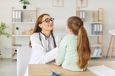 Doktor çocuk doktoru klinikteki bir kız hastayla iletişim kuruyor. Muayene sırasında tıbbi bir konuşma yapmak ve düzgün bir sağlık hizmetleri rehberliği sağlamak için hastanede randevu almak..