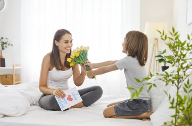 Oğlu anneyi sürpriz bir hediyeyle ve evde çiçeklerle şaşırtıyor. Kadınlar Günü 'nü, doğum gününü ya da Anneler Günü' nü kutluyor. Aile, anne sevgisini ve minnettarlığını ifade eden samimi bir anı paylaşır..