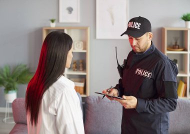 Polis ya da dedektif, soygun detaylarına odaklanarak, bir suç soruşturması sırasında bir kadın kurbanla görüşüyor. İnsanların güvenliği ve adaletin sağlanmasında kanun uygulama rolü.