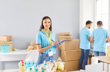 Gönüllü kadın kaydı, hayır kurumunda çalışan gönüllü grup, muhtaçlara bağış yapmak, bağışları ayırmak, yiyecek bankası, temel ihtiyaçlar, ihtiyacı olan insanlara bedava yemek.