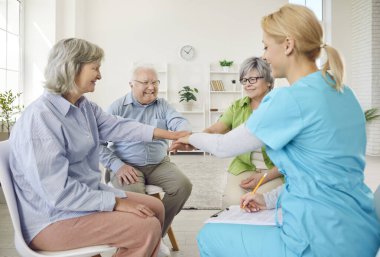 Huzurevi sakinleri için küçük grup aktiviteleri, yardımsever nazik hemşire, yaratıcı aktivitelerde yaşlı tıp bakıcısı, destekli yaşam ve kadın doktor destek için bakım evine gidiyor.