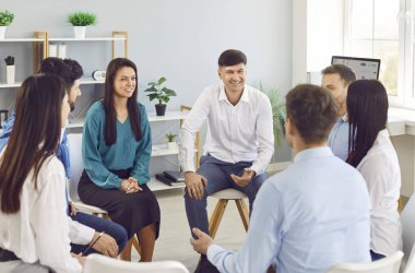 Ofisteki bir takım toplantısında bir grup iş adamı bir araya toplanır. Ekip, işbirliğini veya takım çalışmasını vurgulayarak, iletişim ve birbirini destekler..