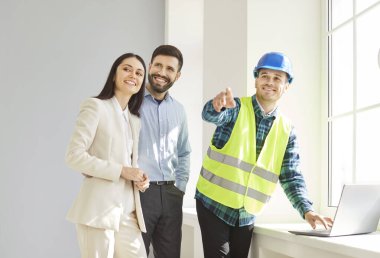 Mimarı olan evli bir çift, aktif olarak yeni evin yenilenmesini planlıyor ve tartışıyorlar. Müşteriler ve işçiler, yaşam alanını geliştirmek için inşaat fikirleri üzerinde birlikte çalışırlar..