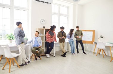 Çeşitli iş adamları ofiste bir toplantı veya eğitim sırasında bir sohbete girişir. Grup, işyerindeki takım çalışması, işbirliği ve profesyonel gelişime odaklanır.