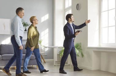 Emlakçı, emlakçı, komisyoncu üst düzey satıcıları ya da alıcıları temsil ediyor. Yeni mülk dairesi, müşteriler odaya bakarken, daireleri gösterirken, planlama yaparken, mimarla tartışırken.