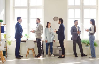 İş adamlarından oluşan bir ekip, bir ofis toplantısı için gruplara ayrılır, sunumlar, etkinlikler ve ortaklık fırsatlarına odaklanır. Konferans, takım çalışması ve organize işbirliği.
