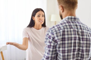 Çiftler tartışıyor, kızlar bağırıyor, aile içi yanlış anlaşılmalar, ayrılık ilişkisi sinirli genç eşler evde tartışıyor, sinirli karısı bağırıyor, evleniyor.