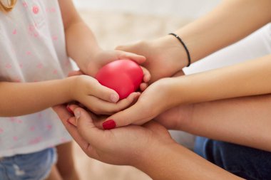 Sevgi dolu insanların el ele tutuşması, destek, sevgi ve aile duygusal refahı, nazik duygu şükran, sağlık, minnettarlık veya empati, ebeveynlerin yakın hassas anı ve küçük çocuk