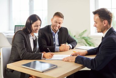 Kendine güvenen genç iş adamları kağıt, emlakçı, avukat danışmanlığı, birkaç müşteri için temsilci anlaşması imzalıyorlar, danışmanlık yapıyorlar, hukuki yardım alıyorlar, gayrimenkul satın alıyorlar.