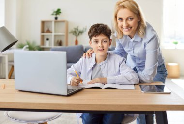 Anne yardımını sevmek, küçük oğlu olan şefkatli bir kadın, fotokopi kitabına notlar yazmak, ders, online dersler sırasında evde ödev öğrenmek, İnternet 'te çalışmak, öğretmenlik.