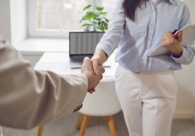 Anlaşma için el sıkışma, kabul ediyorum. Pazarlıkta iş kadınıyla tanışma, üst düzey yönetici kadının yeni partneri selamlaması, iyi iş sonucundan memnun kalarak tokalaşma.