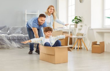 Mutlu, genç bir aile yeni evlerine taşınırken eğleniyor ve oynaşıyor. Neşeli anne ve baba, gülümseyen oğluyla birlikte kutuları itiyor ve yeni dairede neşeli anılar yaratıyorlar..