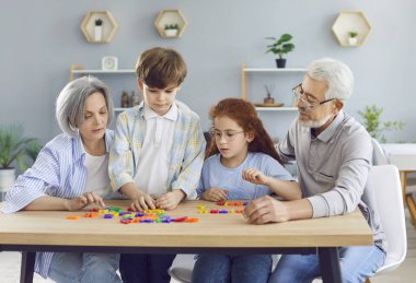 Büyük anne ve büyük baba ve torunlar evde birlikte vakit geçiriyorlar. Harf ve oyun öğrenmek, eğitimi eğlenceli ve ilgi çekici bir aktivite haline getirmek. Aile bağları ve birliktelik.