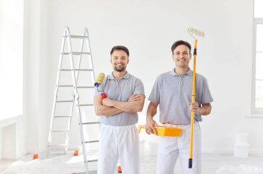 Ressamlardan oluşan gülümseyen mutlu bir takımın portresi ellerinde boya ruloları olan kameralara bakıyor ve yeni dairenin duvarını boyamaya gidiyor. Müteahhitler tadilat yapıyor. Taşınmaya hazırlanıyorlar..