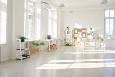 Çağdaş boş modern ofis alanı masa, sandalye, şirket toplantısı için hazır, iş yeri brifingi, sunum veya eğitim, kira, satış, ticari kullanım yeri, profesyonel kullanım için açık