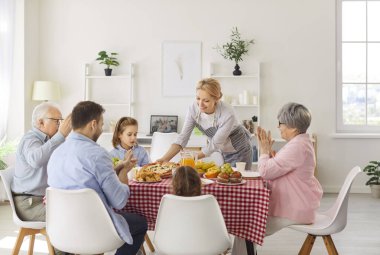Aile yemek masasının etrafında toplanır, bayram yemeğinin ya da hafta sonu tatilinin tadını çıkarırlar. Sohbete dalarlar, geleneği ve birlikteliği kutlarlar, evde kalıcı anılar yaratırlar..