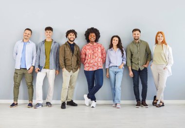 Çeşitli mutlu bireylerin portresi. Öğrenciler, iş arkadaşları ya da arkadaşları da dahil. Gülümseme ve yoldaşlık, ekip içindeki güçlü bağı, personel arasındaki birlikteliği yansıtır..