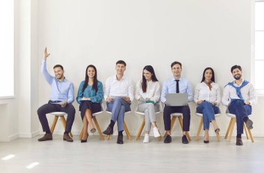 Modern ofis koltuklarında oturan iş adamları, iş görüşmelerini, insan kaynaklarını, istihdam ve istihdam olanaklarını, işe alım arayan adayları, insan kaynakları seçimini bekleyen iş adamları.