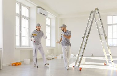 Üniformalı iki neşeli ressam tadilat projesi üzerinde çalışırken ara verip eğleniyorlar. Komik müteahhit işçiler boya aletleriyle dans ediyor, yenileme sürecinde boş zamanların tadını çıkarıyorlar..