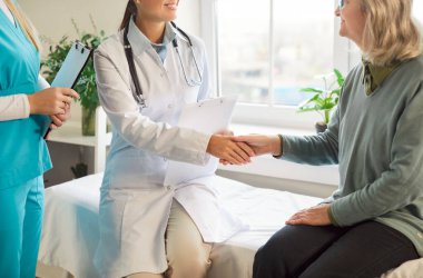 Şefkatli, güler yüzlü hemşire, doktor, yaşlı doktor, yaşlılara yardım eli uzatan, yaşlılara yardım eden, huzurevinde yaşlı bir kadına destek veren, kadın bakım hizmeti veren,