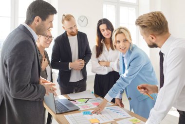 İş adamları şirketin büyümesini beyin fırtınası yaparak ve veri analizi yaparak tartışıyor. Şirket çalışanları mali belgelerle birlikte bir toplantı üzerinde çalışıyorlar. Takım çalışması konsepti.