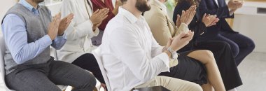 Ofis kalabalığı coşkusu, çalışanlar iş başarısı, harika iş sonuçları, iş tanıtımı, modern ofiste iş adamlarının buluşması, şirket takım oluşturma toplantılarını alkışlıyor.