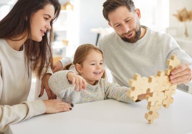 Ebeveynler ve çocuklar evlerinde tahta bir bulmacayla oynayarak birbirlerine bağlanıyorlar. Boş zaman aktivitesi neşe getirir, aile eğlencesini arttırır ve takım çalışması ve oyuncu etkileşim yoluyla öğrenmeyi teşvik eder..