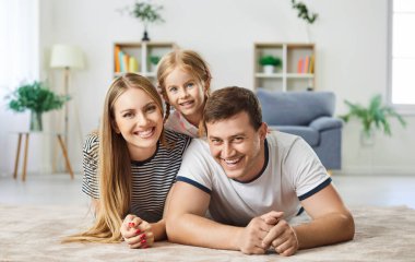 Mutlu, güler yüzlü, dost canlısı aile, yakın mesafede. Birlikte iyi vakit geçirin. Küçük tatlı kızları olan aileler, haftasonu eğlencesinin, heyecan verici bağın ve neşeli heyecanın tadını çıkarın.