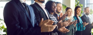 İş adamları alkışlıyor, çeşitli iş adamlarını destekliyor, iş tanıtımıyla veya başarıyla tebrik ediyor, iş başarısından ötürü çok ırklı meslektaşlarını tebrik ediyor, büyük takım takdirlerini sunuyor.