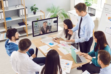 Ofisteki insanlar, iş arkadaşlarıyla veya iş arkadaşlarıyla görüntülü konuşma yapan çalışanlar, işçiler internet üzerinden iletişim kuruyor, Webcam 'da konuşma yapıyor, iş arkadaşlarıyla web konferansı yapıyor, koç e-öğrenme işi hakkında konuşuyor.