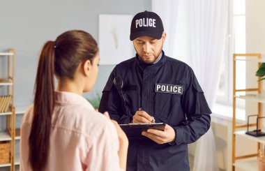 Genç bir polis memurunun portresi görgü tanıklarıyla konuşuyor ve evdeki soygundan sonra endişeli bir kadın soyguncuyu sorguluyor. Suç, soygun, mülkiyet güvenliği kavramı.