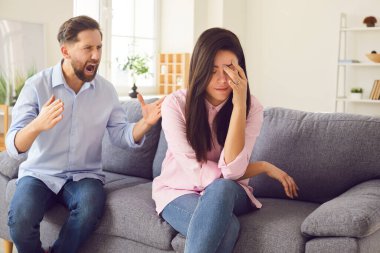 Kızgın koca, evdeki kanepede oturan mutsuz karısının üzerine kavga ederek bağırıyor. Genç bir çift oturma odasında tartışıyor. Evlilik sorunları, ilişki ve boşanma kavramı.