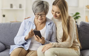 Kıdemli anneye telefonda yardım etmek, yetişkin kızı, sevecen genç torunu ve yaşlı büyükannesine yakın oturan, mutlu aileyi önemseyen, sevgi ve bakım gösteren hassas anlar.