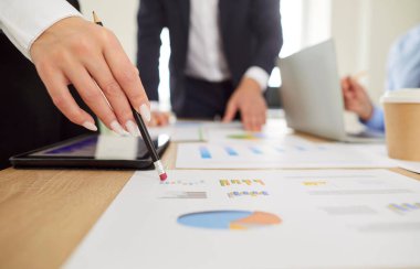Profesyonel şirket üyeleri, çalışanları konferans masasında toplandı, istatistiksel analiz, veri incelemesi, finansal pasta grafikleri ve satış grafikleri, seminer atölyesinde görev çözme