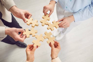 Yapboz yapbozu hazırlayan, parçaları birleştirerek fikir, doğru çözüm, başarılı takım çalışması yardım ve desteği, yeni bir konsept geliştirme, strateji beyin fırtınası planı geliştirme, birleştirme.