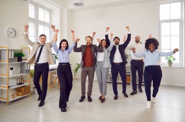 İş başarısı, büyük iş başarısı ya da iş tanıtımı, modern ofiste alkışlayan ve tezahürat yapan iş adamlarından oluşan heyecanlı bir grup. Kalabalık heyecanı.