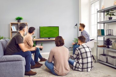 Yetişkin sakallı erkek arkadaşlarının portresi televizyonda maç seyrediyor ve evde en sevdikleri takımı destekliyor. Arkadaşlık, kiralama, spor, ev partisi konsepti.