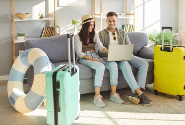 Uçak biletleri, otel rezervasyon hizmetleri online, yeni evli çiftler sahil turu için uçuş fiyatlarını karşılaştırıyor, turistlerin bavulları toplanıyor, turizmin tadını çıkarıyor, yaz seyahati, tatil, balayı planı