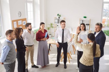İş adamları ayakta konuşuyor, sunum koçu şirket sunumu yapıyor, ekip brifinginde projeyi açıklamak için ofis çalışanları grubu kuruyor, iş eğitimi, planlama... 