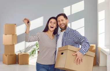 Mutlu, genç, evli bir çift yeni bir eve taşınıyor. Gülümseyen adam ve kadın ellerinde karton kutuyla yeni evin anahtarlarını gösteriyorlar. Yeni evde oturma odasına taşındıktan sonra karı koca kucaklaşıyor.