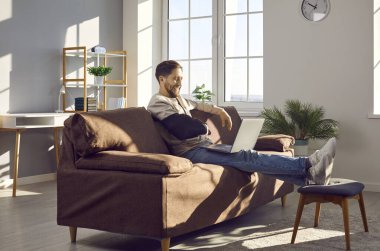 Kolu yaralanmış bir adam evde dinleniyor. Kolu kırık mutlu bir adam kanepede oturuyor, dizüstü bilgisayarında komik bir film izliyor ve gülüyor. Kaza, yaralanma, iyileşme kavramı