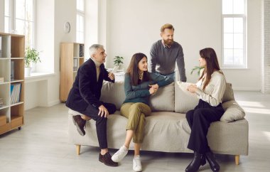 Modern ofis beyin fırtınasında çeşitli iş adamları koltuklarında oturup iş fikirlerini tartışırlar. Meslektaşlar ya da çalışanlar takım konuşmasında konuşuyorlar. Takım çalışması, işbirliği.