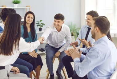 Mutlu çeşitlilikteki insanlar bir araya gelip grup terapisi toplantılarını, bağımlılıkları, zihinsel sağlık sorunlarını, takım çalışanları hakkında beyin fırtınası yapan yeni çalışanları tartışmaktan zevk alıyorlar.