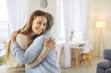 Şefkatli, genç, sevecen bir kız torun ve yaşlı bir büyükanne. Kucaklaşmak, evde sarılmak, yaşlı bir anneyle mutlu olmak. Şefkatli anlarda sevgi ve ilgi göstermek.