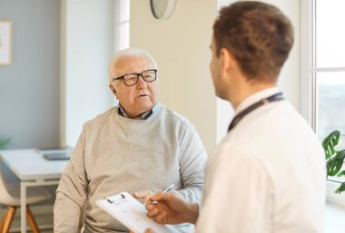 Kıdemli danışman hemşirelik, yaşlıların sağlık ve sosyal hizmetleri, doktor, erkek yaşlı hemşire muayene sırasında, sağlık hastane sistemi, klinikteki hastalarla profesyonel fizik tedavi