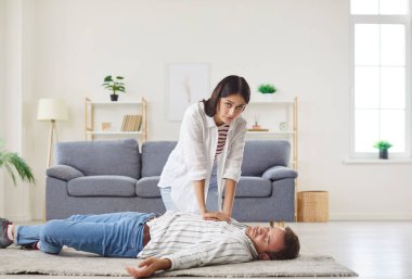 Genç eş ilk yardım, kalp krizi geçiren adam, acil durum, koca yerde yatıyor ezilen göğüs ağrısı, kan kaybı, nefes darlığı, baygınlık, sağlık sigortası