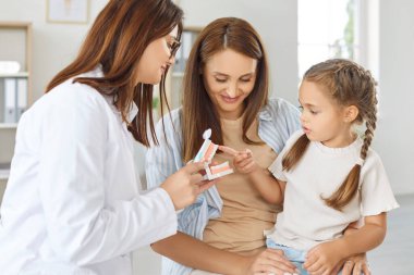 Diş hekimi ya da hemşire anne ve babaya diş temizleme teknikleri gösterir. Oral bakım seansı çocuğa kliniğe giderken diş fırçasının nasıl kullanılacağını öğretir..